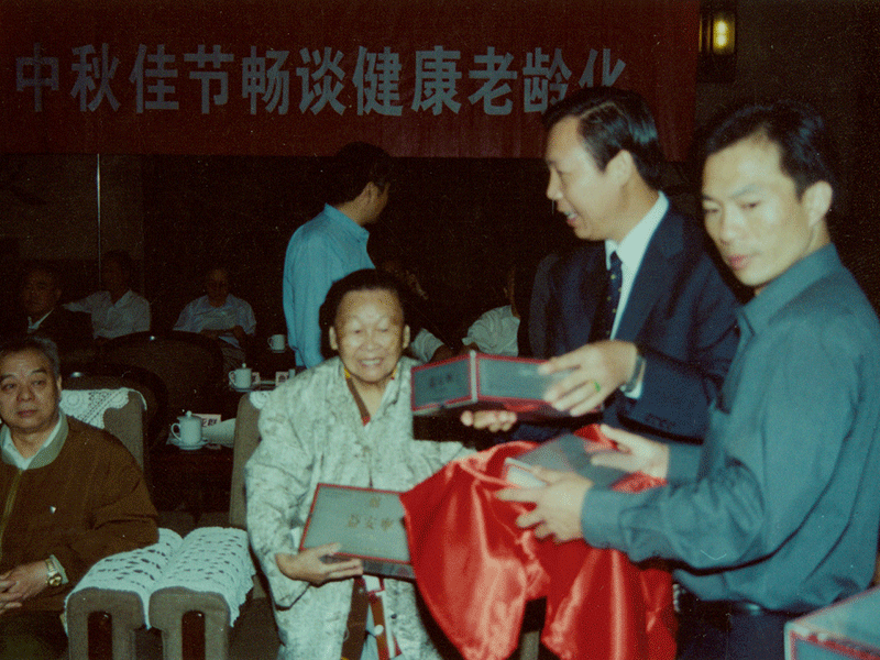 革命老英雄王定国-合影